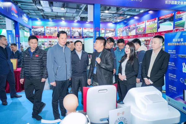 2-湖南省體育局黨組成員、副局長及組委會領(lǐng)導(dǎo)