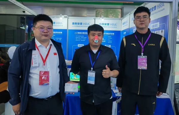 5- 湖南長沙排球協(xié)會副主席吳新立（左）